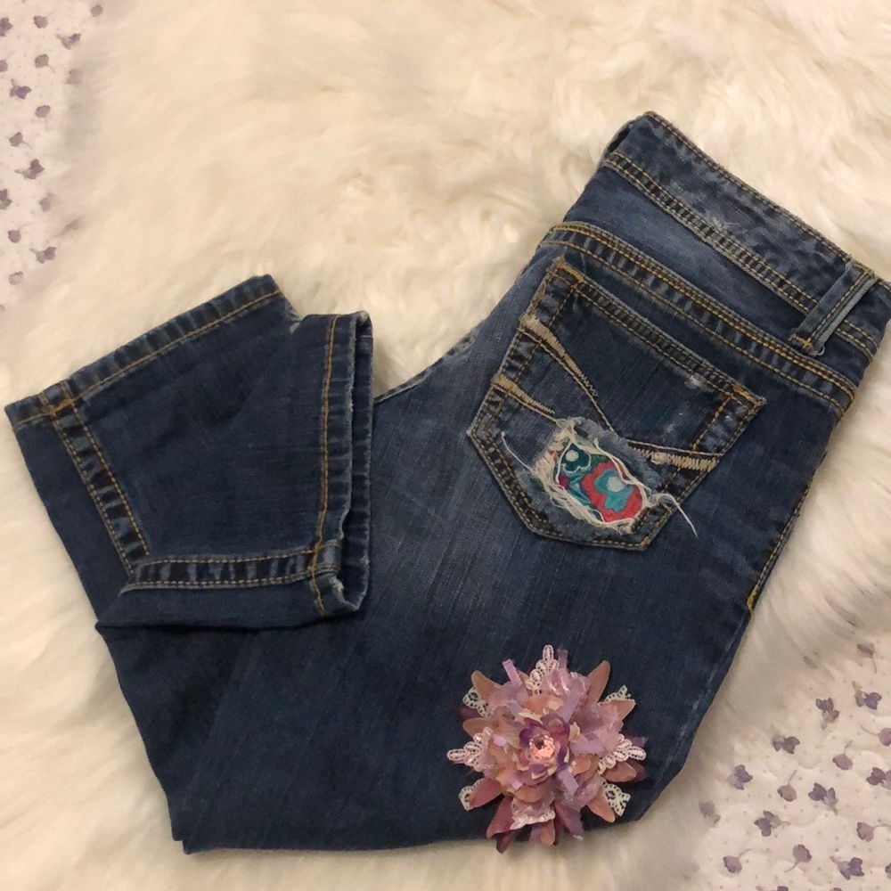 EUC 3/4 Y2K Aeropostale Capri Distressed Embroidered Patch Jeans
